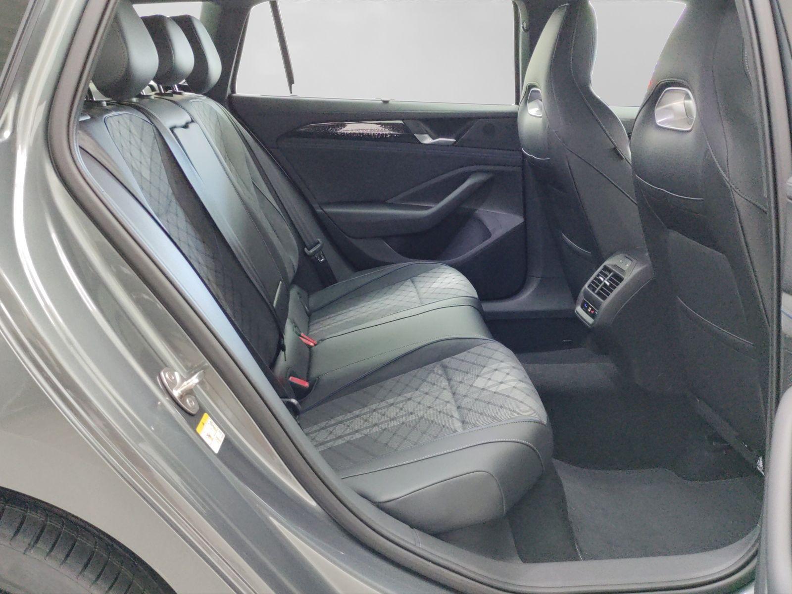 Volkswagen Passat Variant 2.0 TDI DSG 4M R-LINE LM18 MATRIX