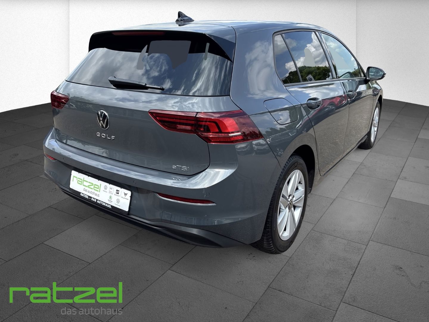 Fahrzeugabbildung Volkswagen Golf 1.5 VIII Life DSG Digitales Cockpit LED ACC