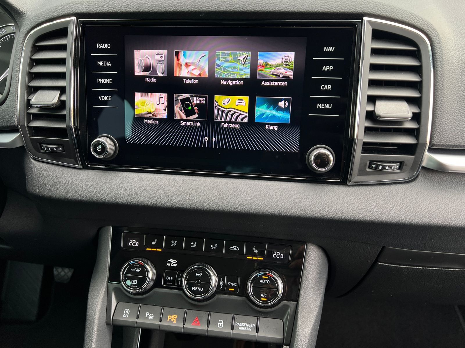 Fahrzeugabbildung SKODA Karoq Clever 2.0 TDI *TravelAssist, Navi, KESSY*