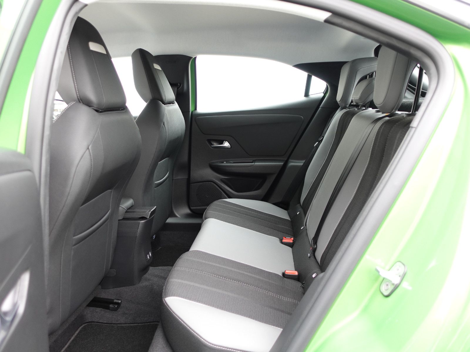 Fahrzeugabbildung Opel Mokka Elegance Electric 11kWOnBoard-Charger Navi