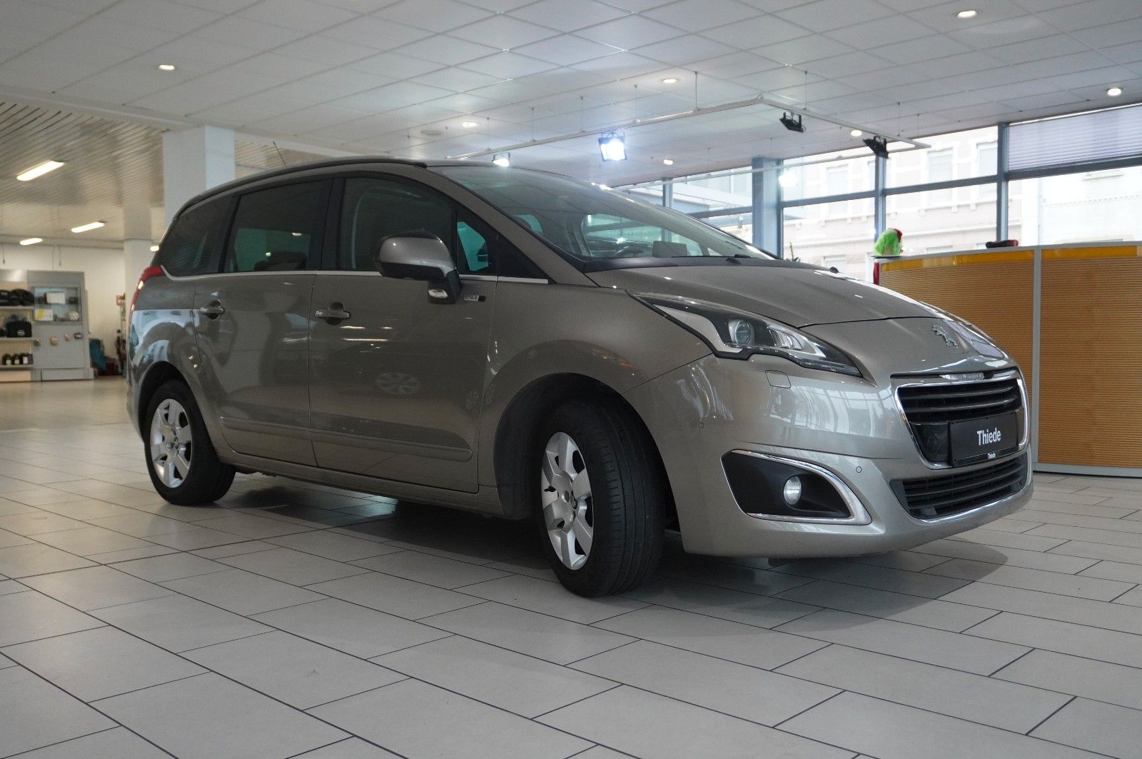 Fahrzeugabbildung Peugeot 5008 1.2T STYLE NAVI/LED/KAMERA/SHZ/PANO./AHK