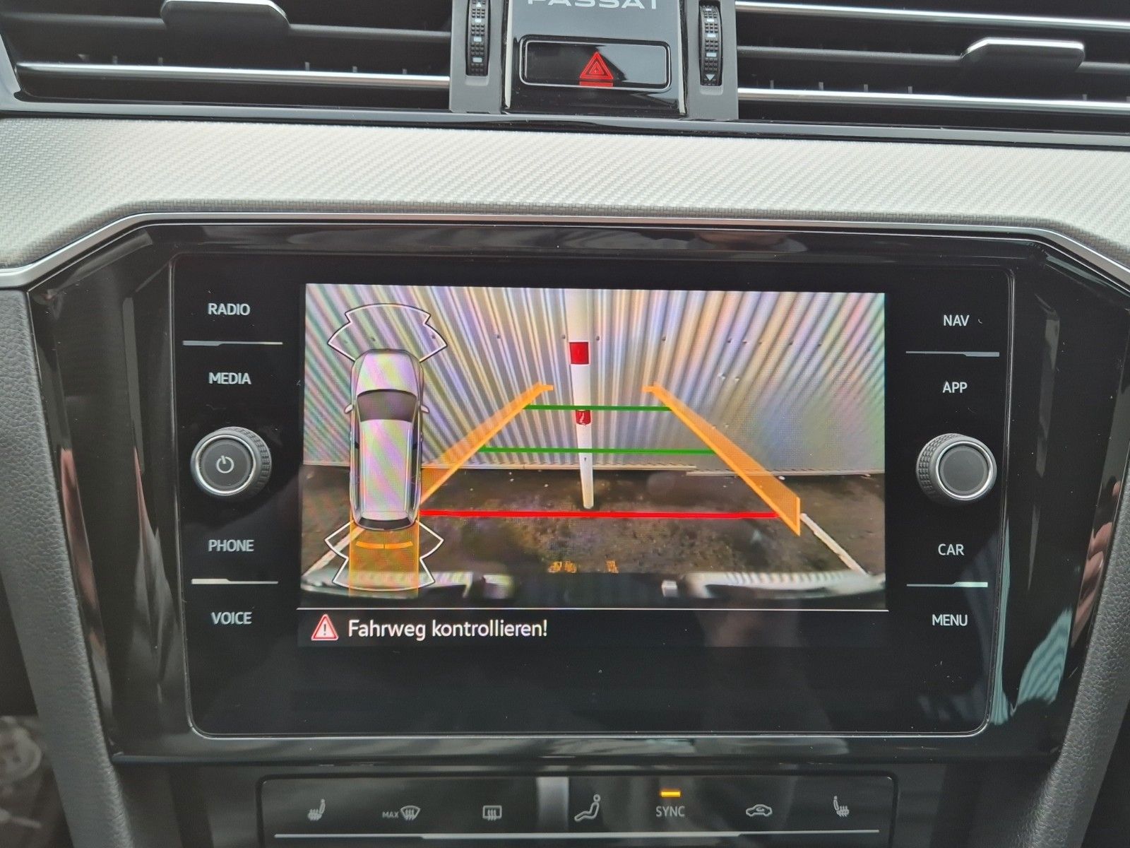 Fahrzeugabbildung Volkswagen PASSAT VAR. 2.0 TDI R-LINE 19" HUD KAM AHK PANO