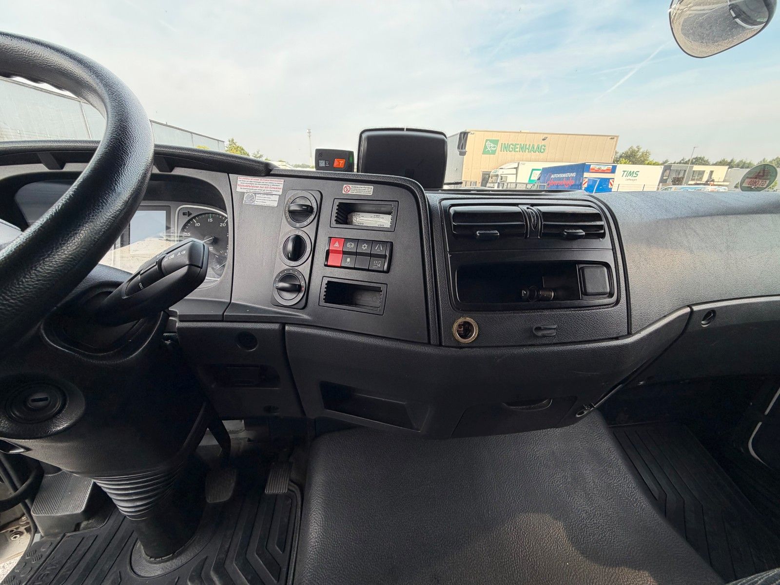 Fahrzeugabbildung Mercedes-Benz Atego 818 Koffer 7200 mm LBW Autom. Klima