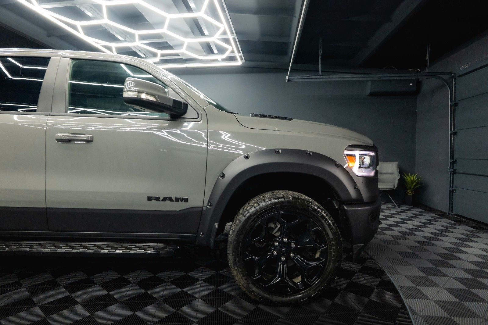 Fahrzeugabbildung Dodge RAM 5.7 V8 HEMI 4x4 NIGHT Laramie ARMY STYLE 19%