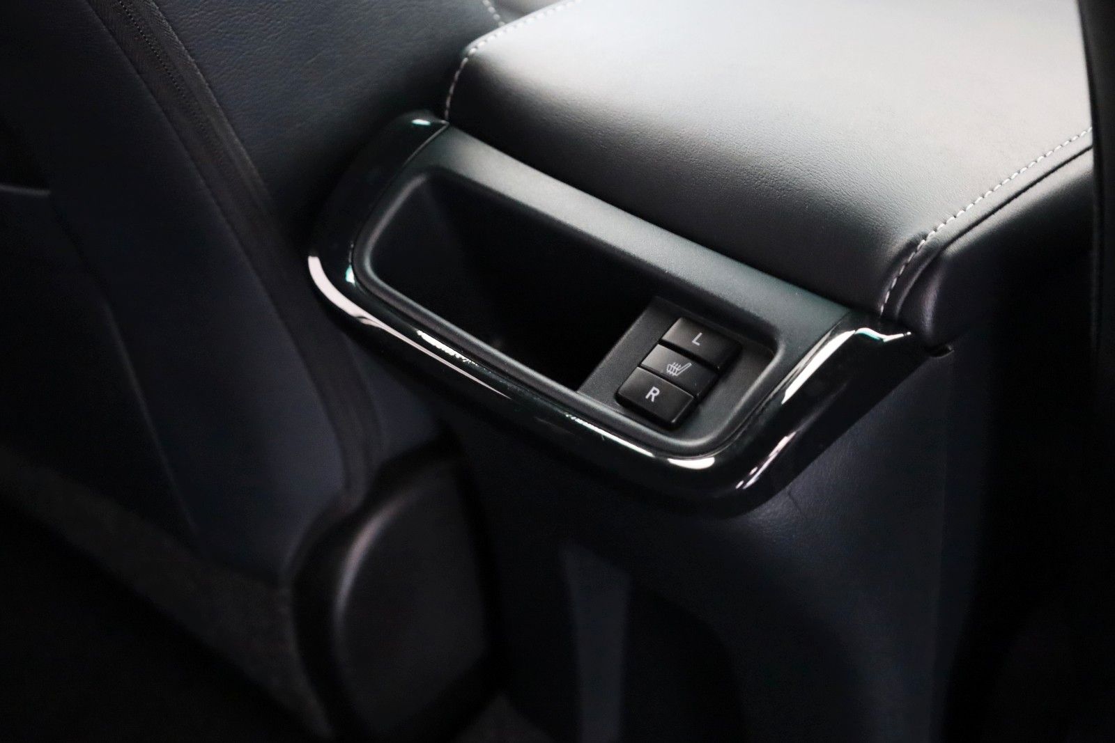 Fahrzeugabbildung Toyota Hilux 2.8 D-4D Invincible, CarPlay, HardTop, AHK