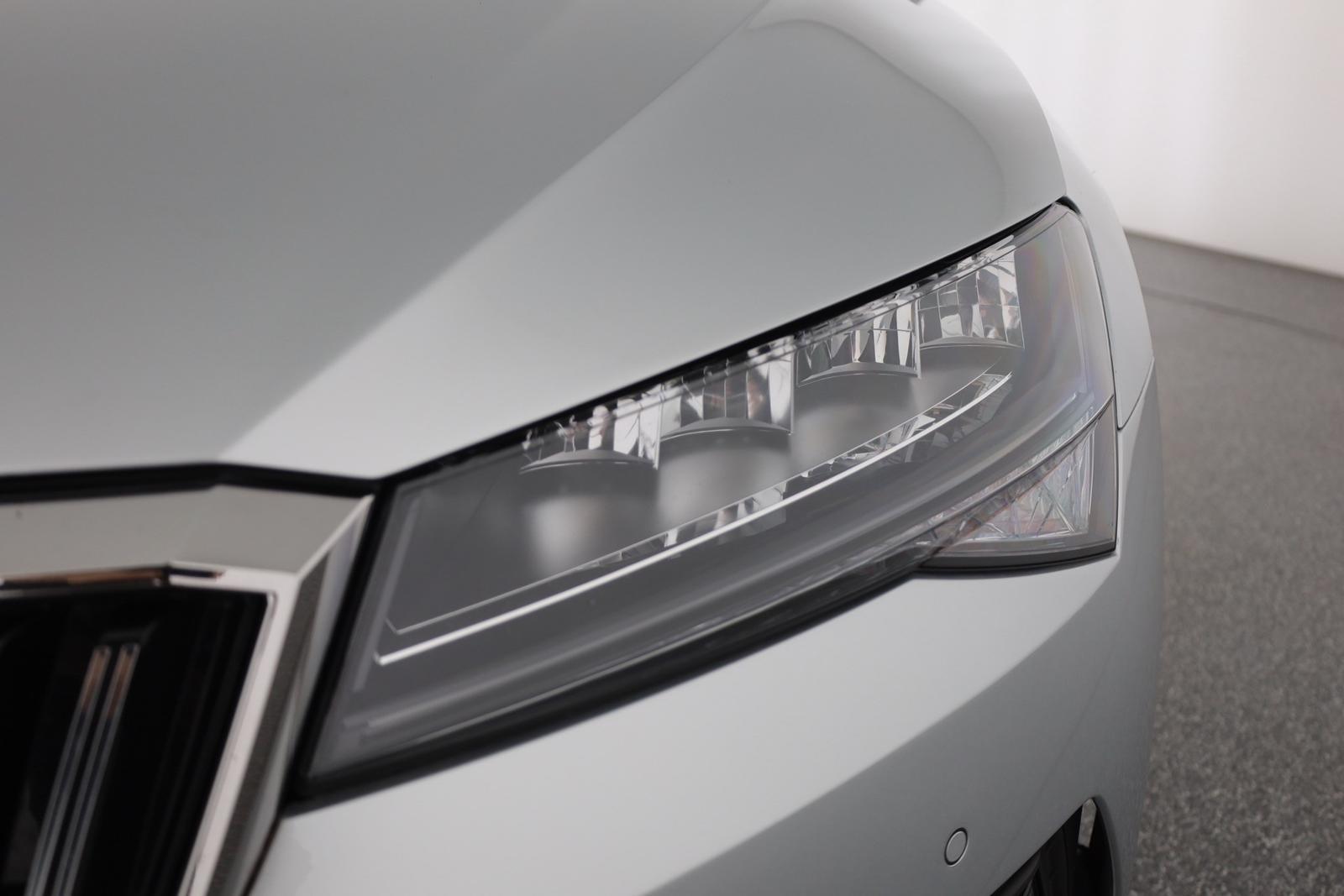 Skoda Superb Combi 2.0 TDI DSG Standheizung ACC 360°
