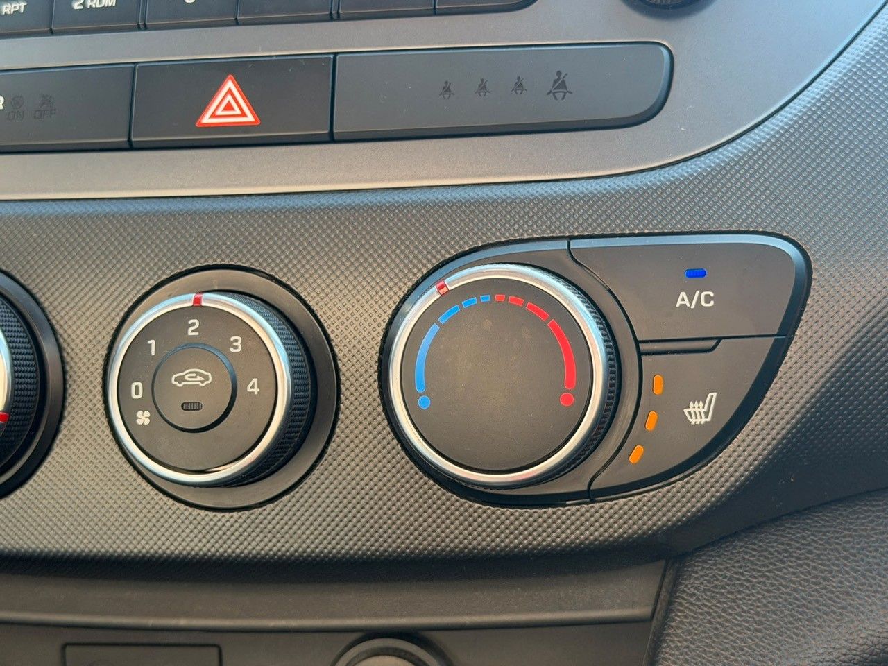 Fahrzeugabbildung Hyundai i10 1.0 Passion *Klima*Allwetter*Isofix*USB*AUX*