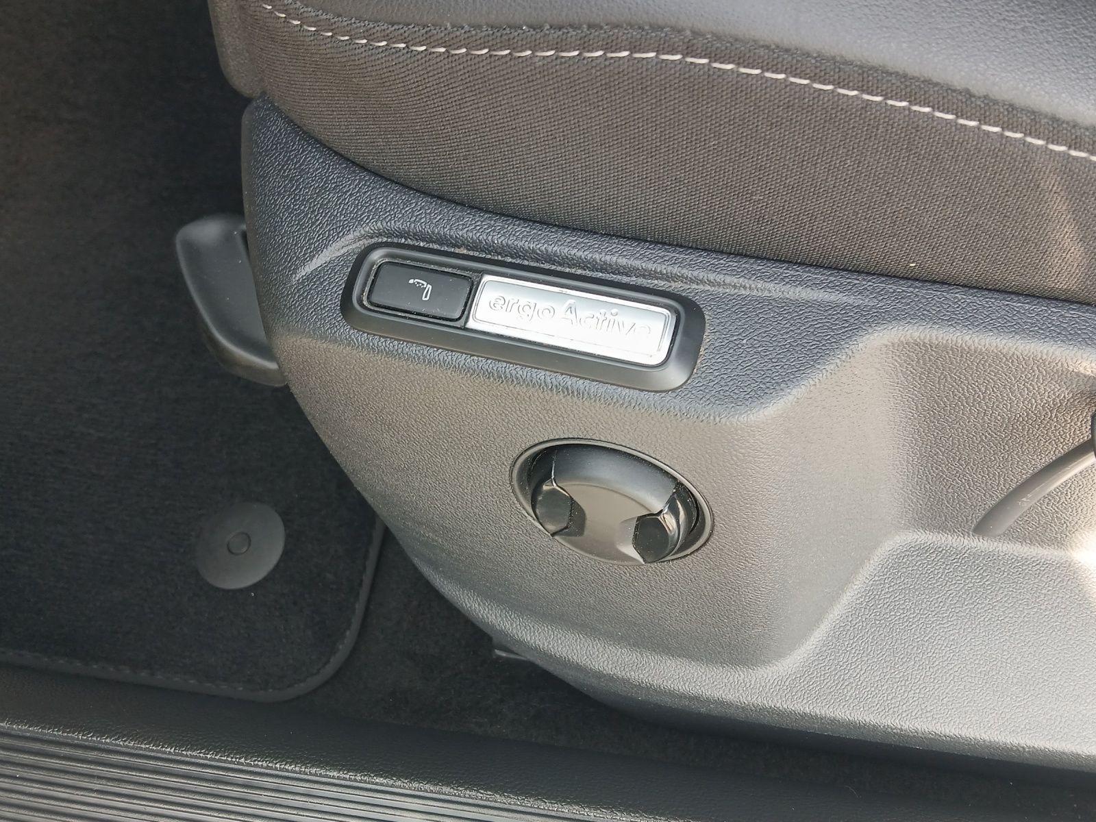 Fahrzeugabbildung Volkswagen T-Roc TDI StyleAHK AID ACC RFK SH LM