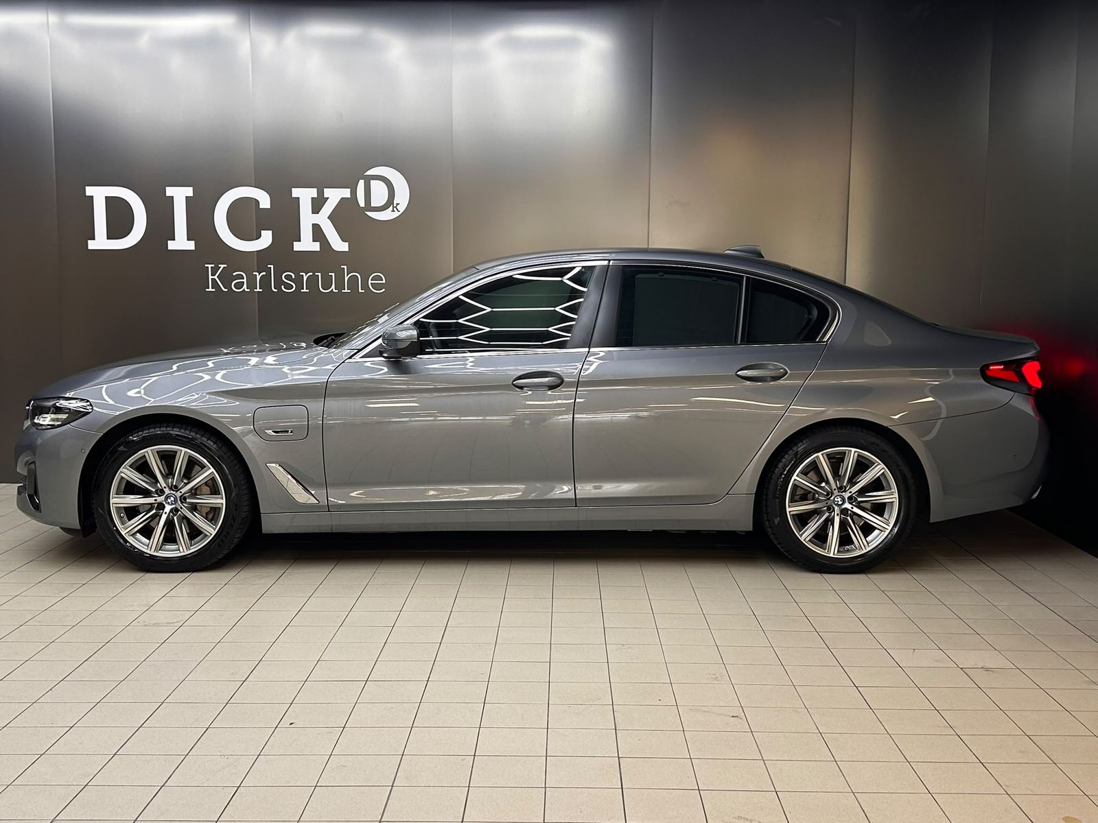 Fahrzeugabbildung BMW 530e xDri LEDER+VIRTU+PROF+LED+SHZ+KAMERA+TEMP+M