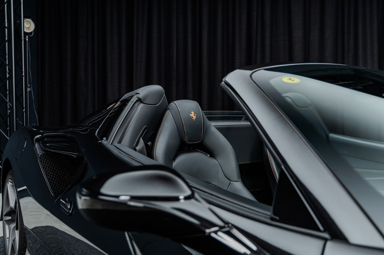 Fahrzeugabbildung Ferrari F8 Spider + Nero Daytona + Carbon + Lift + Garan