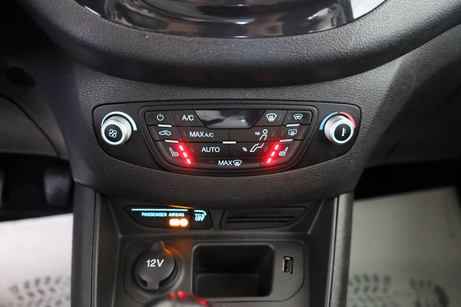 Fahrzeugabbildung Ford Tourneo Courier Titanium SH,GRA,Apple CarPlay