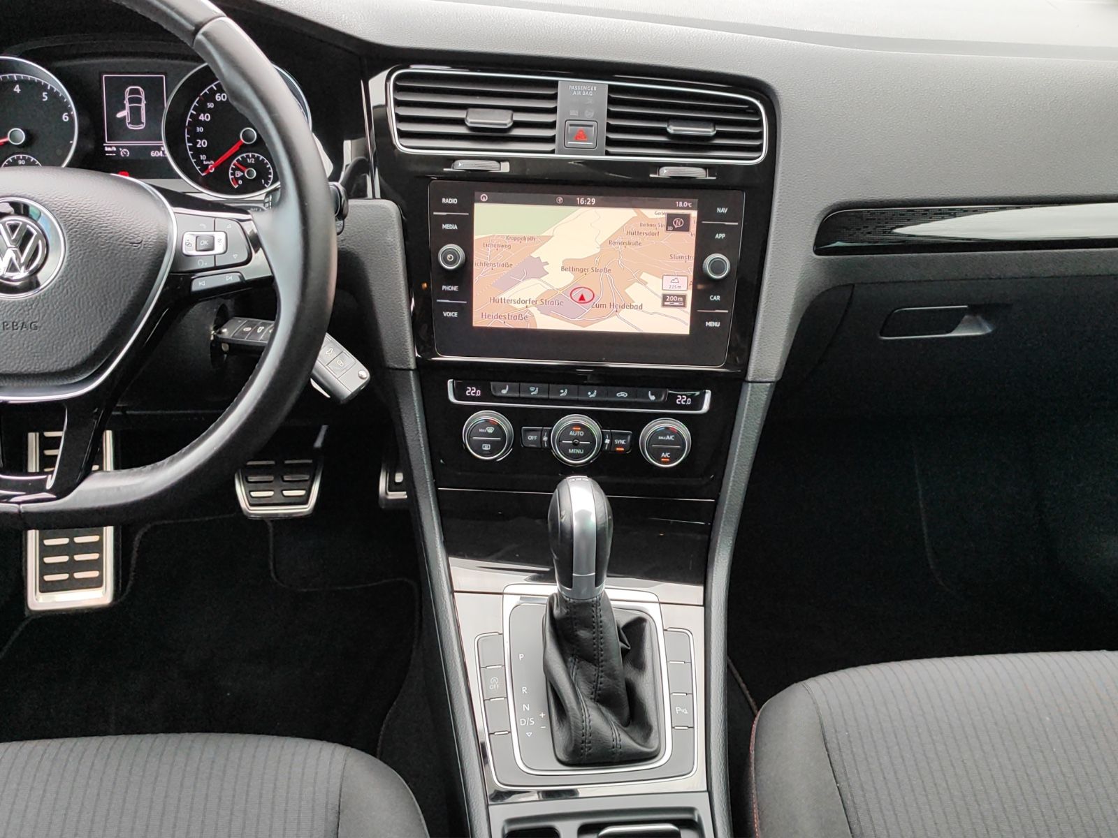 Fahrzeugabbildung Volkswagen Golf VII Lim. Sound *R-Line*BMT*SitzHZ*Sport*LED