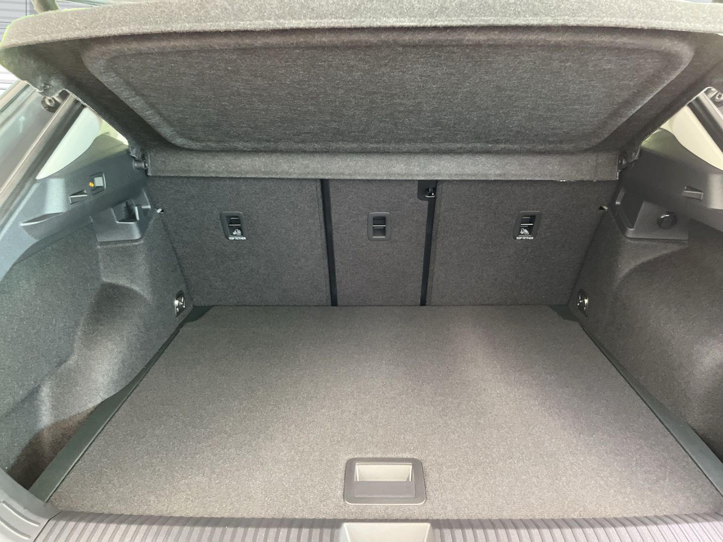 Fahrzeugabbildung Volkswagen T-Roc Style 1.5 eTSI DSG HUD AHK-el. klappb. Nav