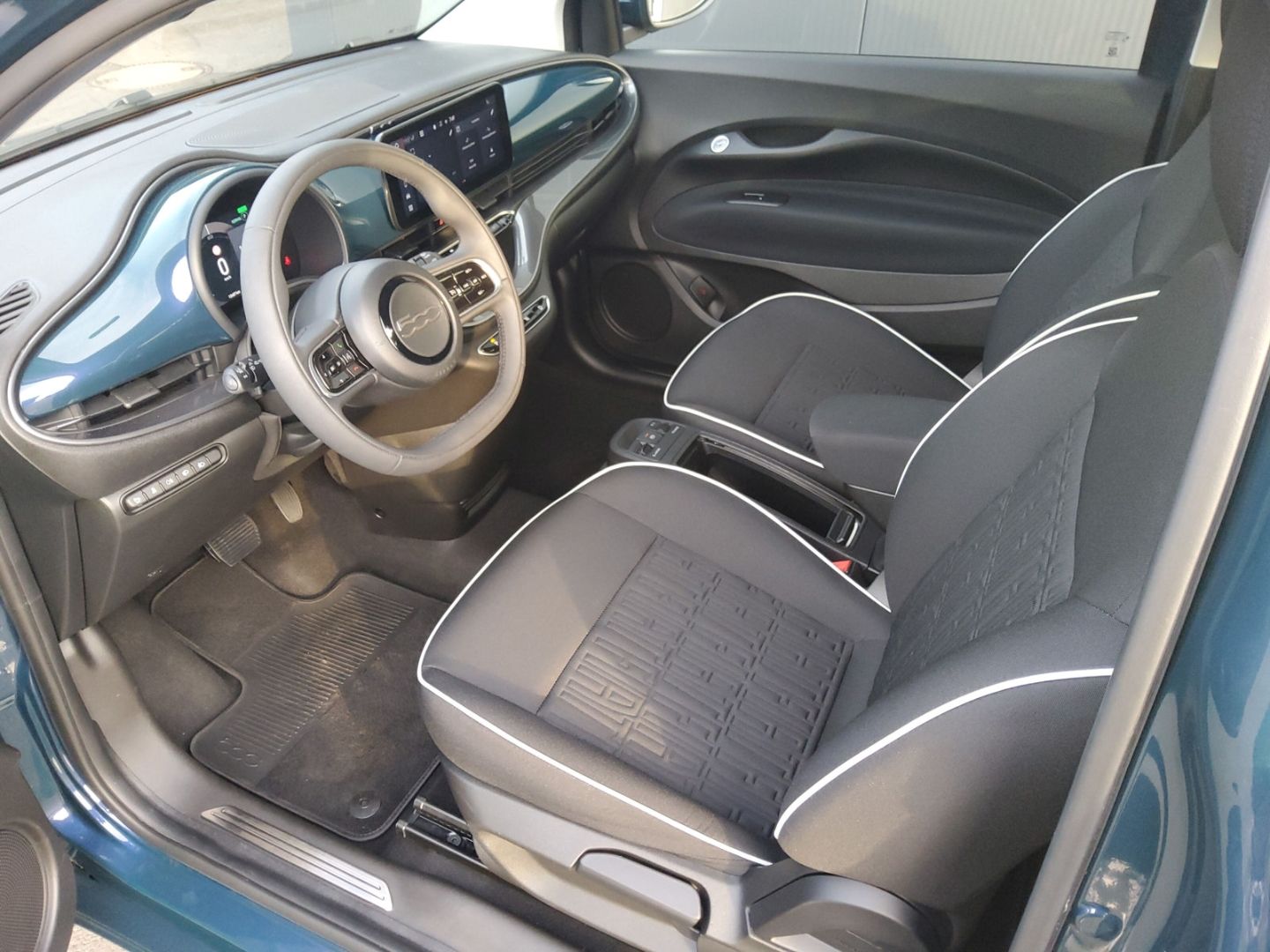 Fahrzeugabbildung Fiat 500e LED SHZ PDC DAB 360°DroneView Keyless CarPl