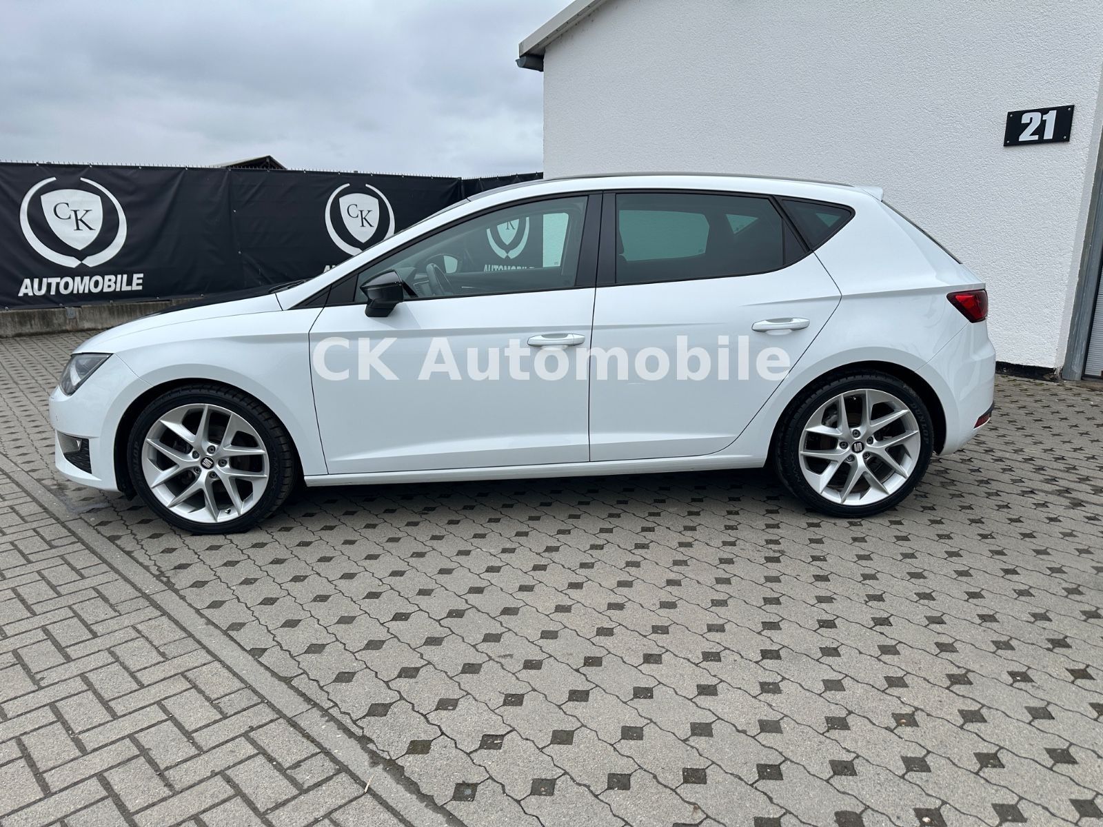 Fahrzeugabbildung SEAT Leon FR 2.0 TDI/Navi/LED/Alcantara/SHZ/PDC