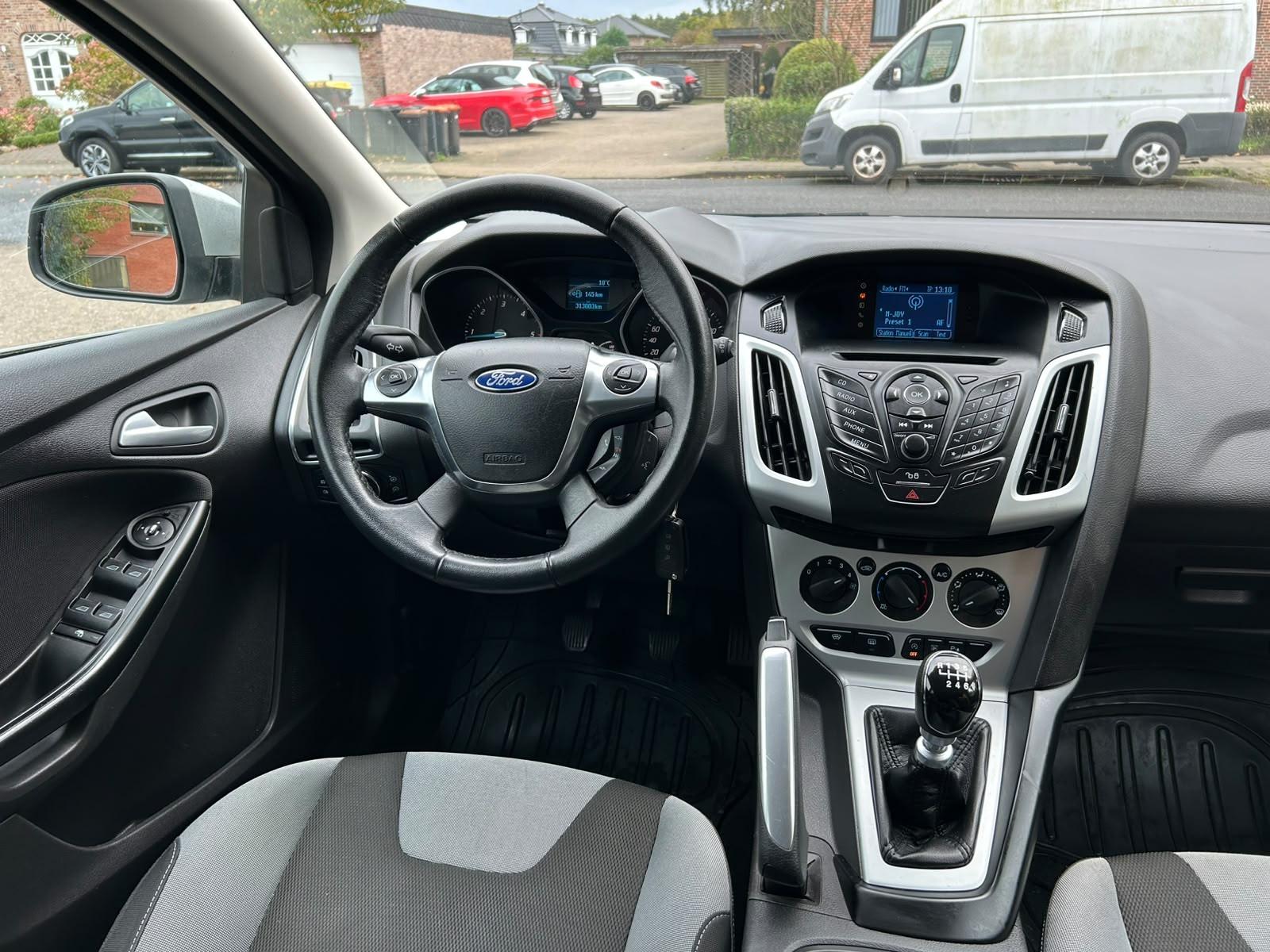 Ford Focus 2012 — photo 11