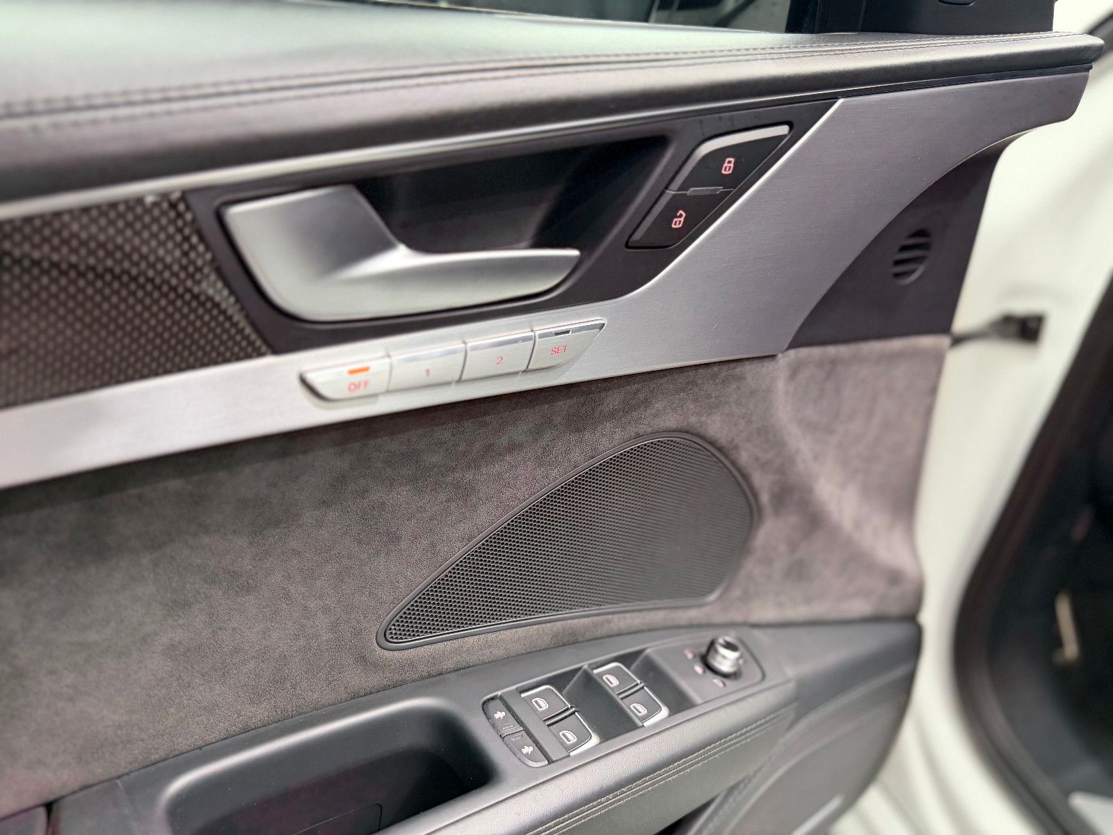 Fahrzeugabbildung Audi S8 4.0 TFSI quattro plus |KERAMIK|CARBON|MASSAGE