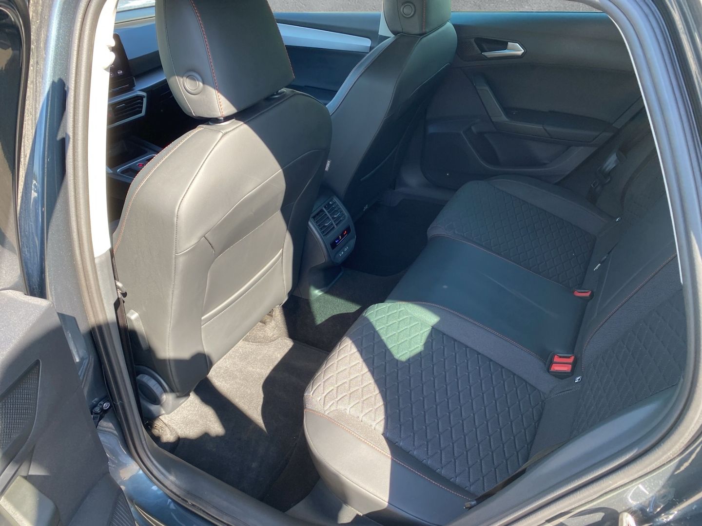 Fahrzeugabbildung SEAT Leon Sportstourer FR 2.0 TDI EU6d Navi Digitales