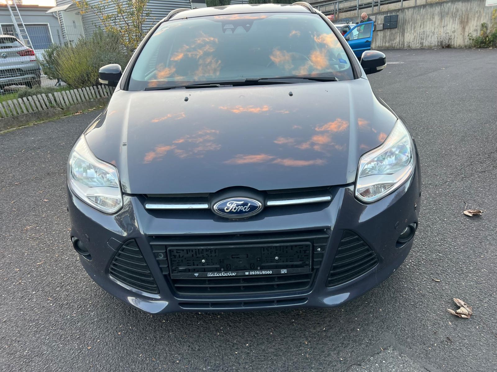 Ford Focus 2011 — rear view