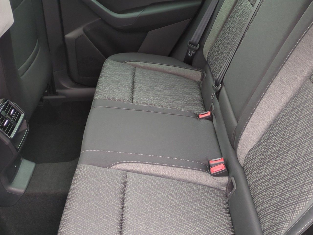 Fahrzeugabbildung SKODA Karoq Selection Style TSI DSG - AHK, Navi, uvm.