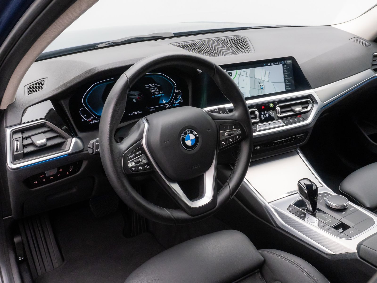 Fahrzeugabbildung BMW 330e xD Alarm DAB Komfort WLAN PDC Sport Leder