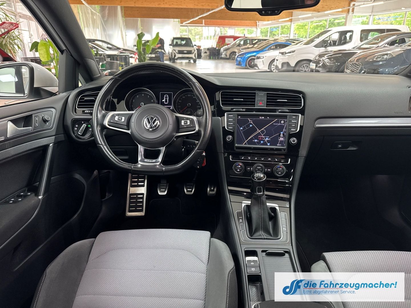Fahrzeugabbildung Volkswagen Golf 1,4 150PS Highline R-Line Sportpaket Pano X