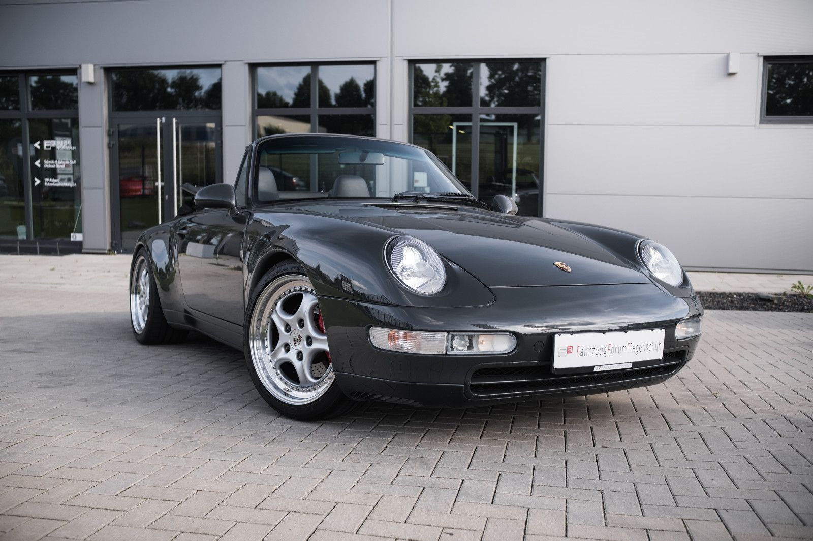 Fahrzeugabbildung Porsche 993 Carrera Cabriolet, NEUWERTIG von APCarDesign