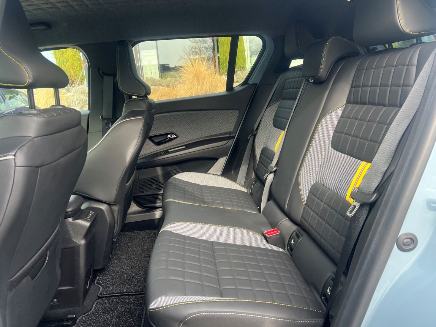 Fahrzeugabbildung Renault 4 Electric 150 Comfort Range Iconic 400 km Reich