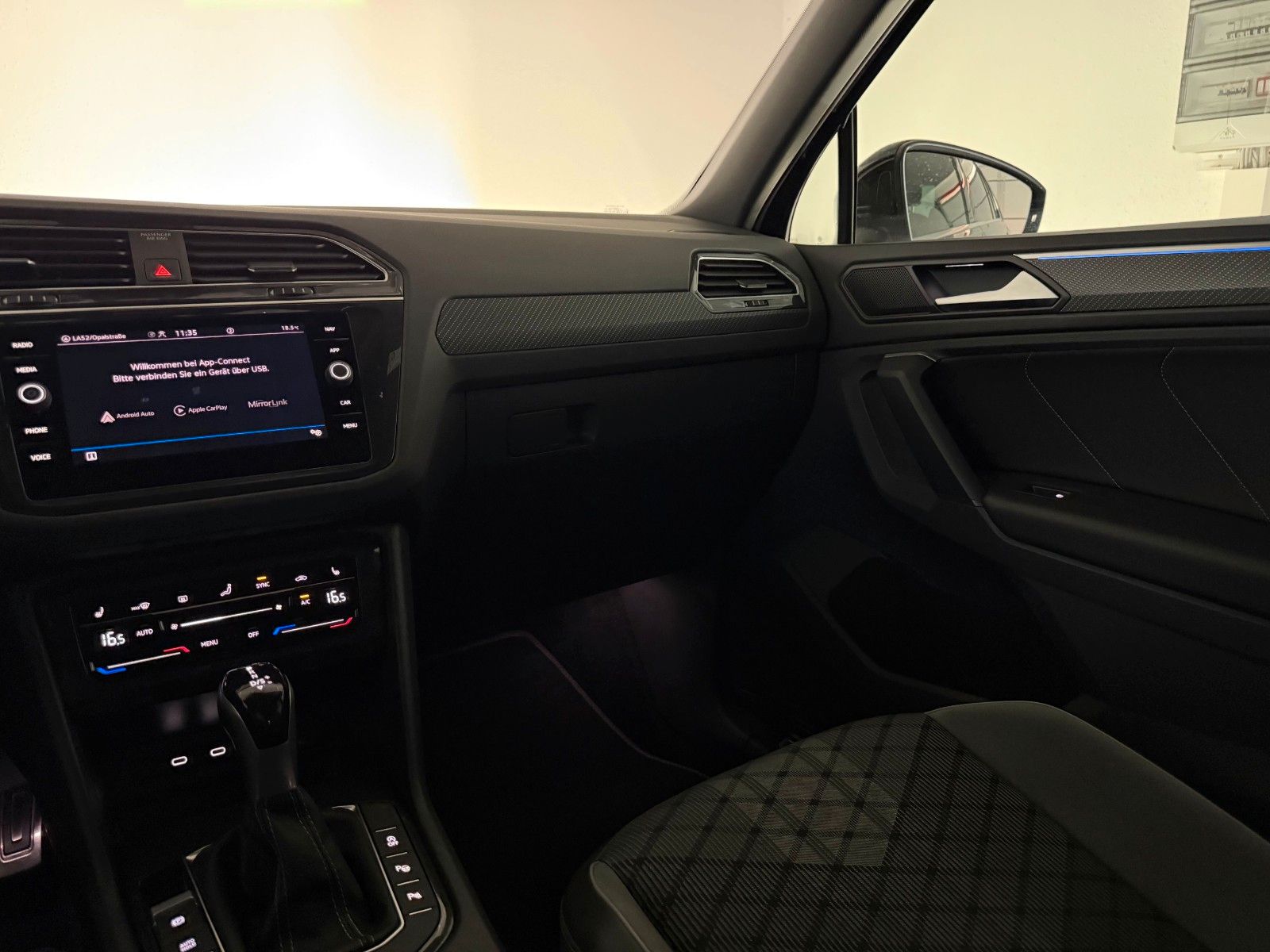 Fahrzeugabbildung Volkswagen Tiguan 2.0 TDI R-LINE/IQ-LED/KAMERA/ACC/AMBI+