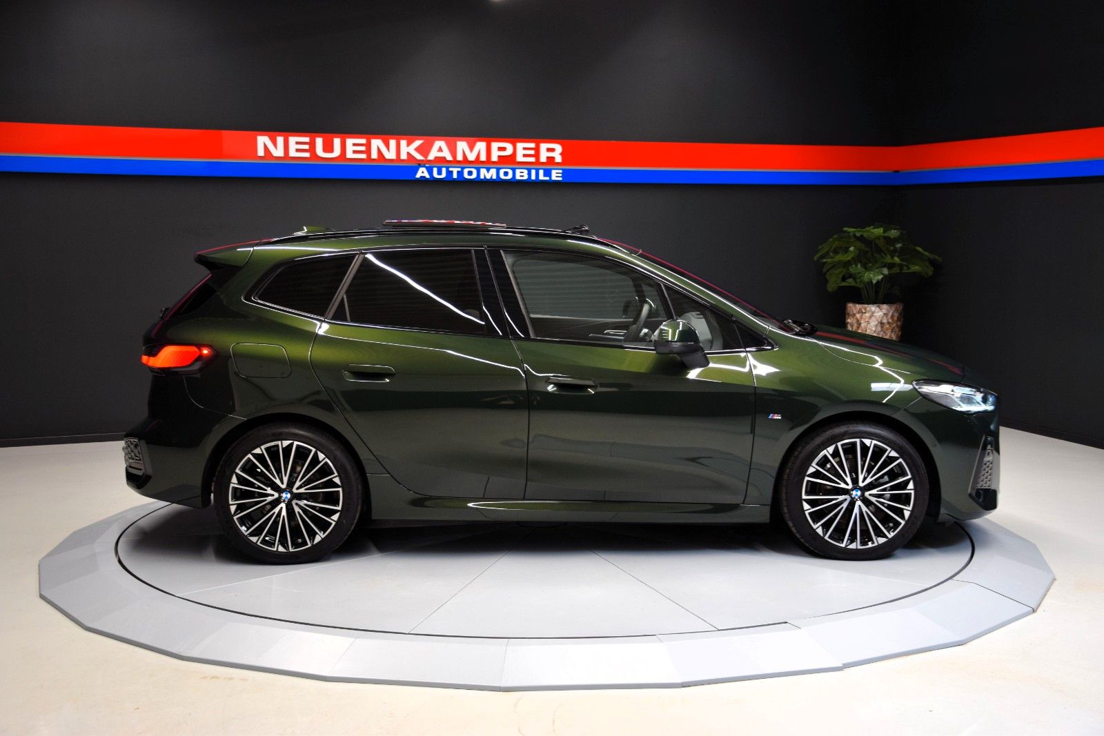 Fahrzeugabbildung BMW 218 i Active Tourer M Sport HuD Leder Pano AHK