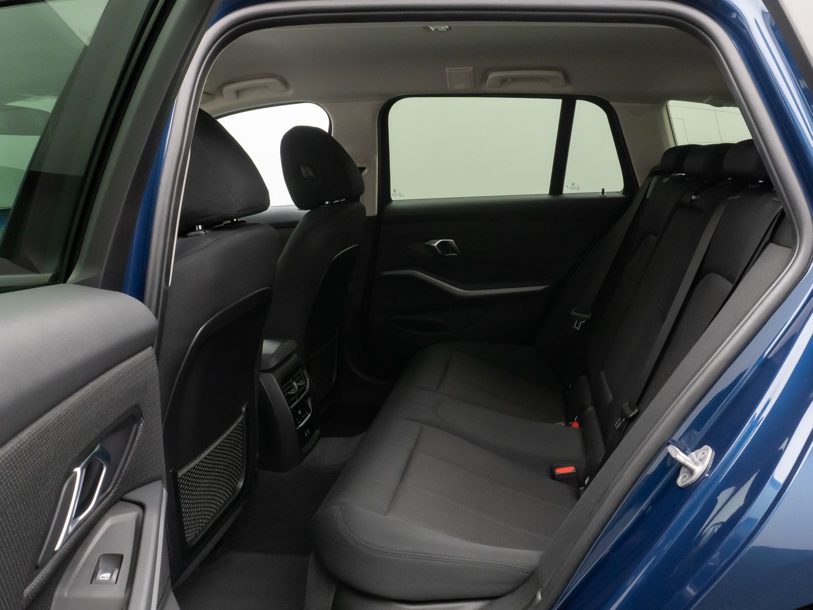 Fahrzeugabbildung BMW 330e HUD DAB HiFi CockPitPro PDC DrivingAssist