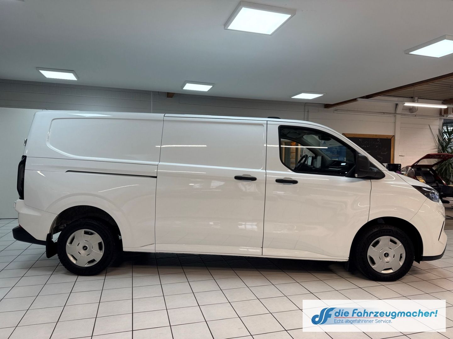 Fahrzeugabbildung Ford Transit Custom Kasten 320 L2 Trend FWD Navi LED