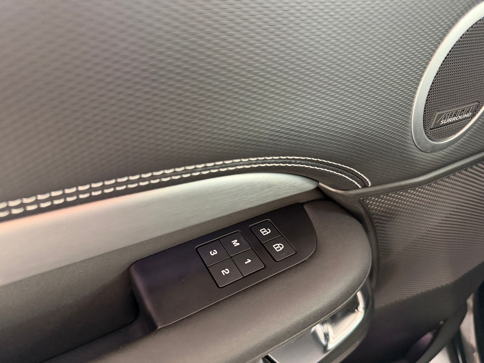 Fahrzeugabbildung Land Rover Discovery 5 R-Dynamic HSE D250 c AWD/PANO/MEMORY
