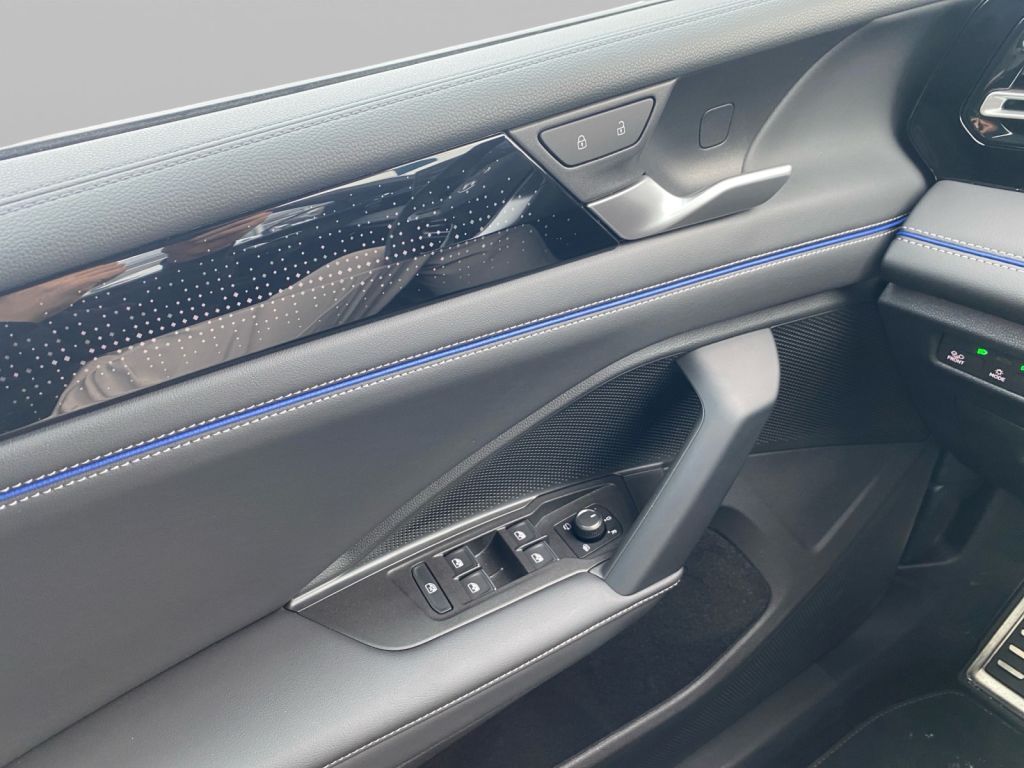 Fahrzeugabbildung Volkswagen Tiguan 1.5 eTSI DSG R-Line AHZV IQ Matrix Navi