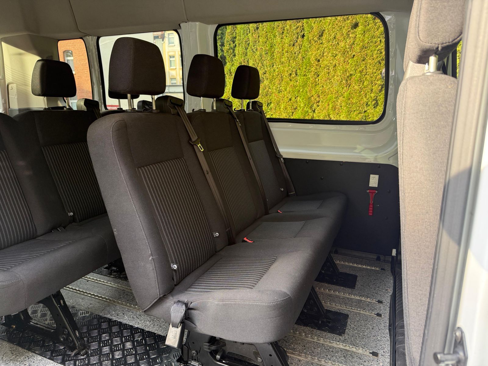 Fahrzeugabbildung Ford Transit 2.0TDCi 350 L3H3 9-Sitz+ROLLSTUHLRAMPE+