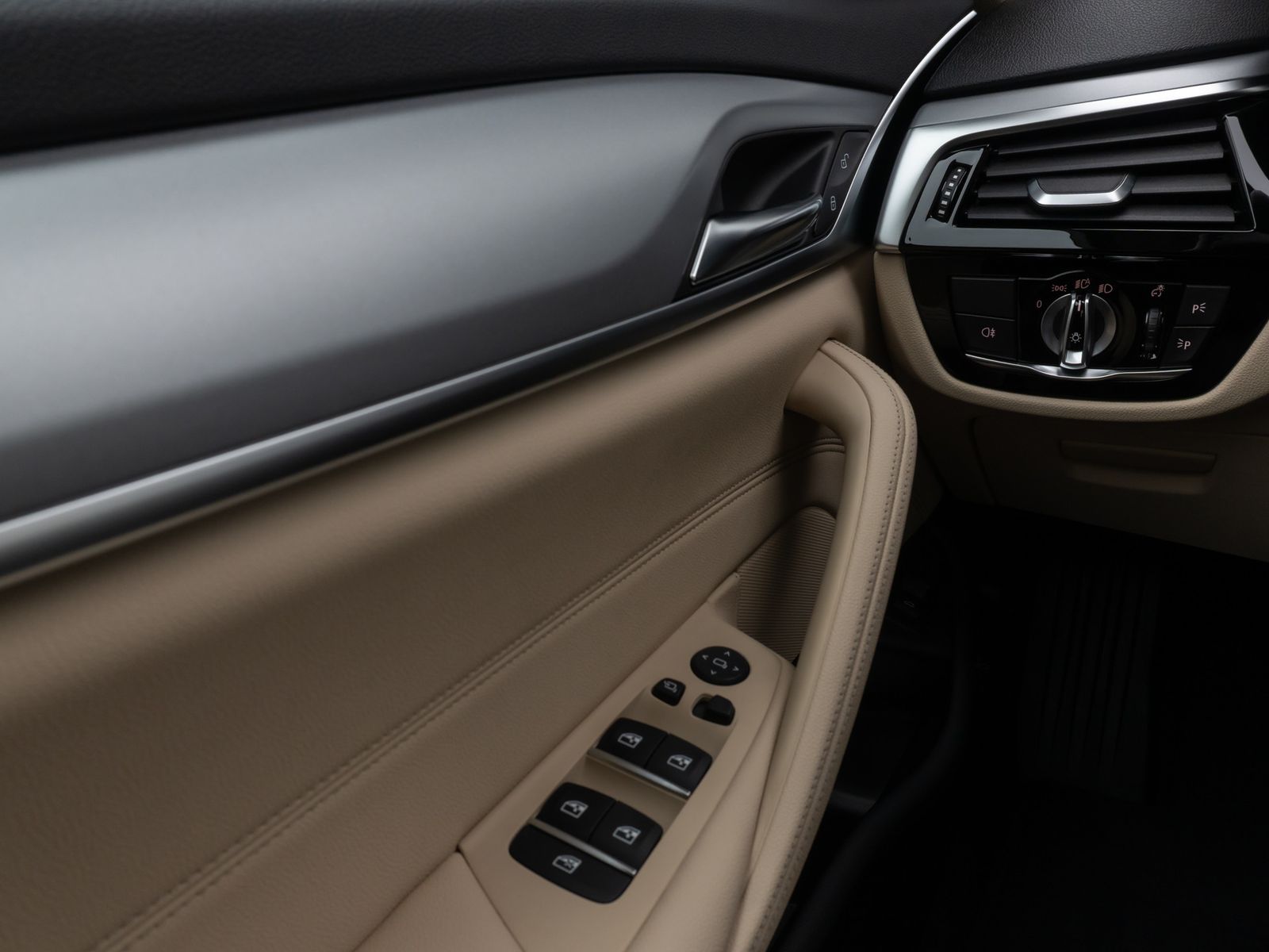 Fahrzeugabbildung BMW 530i Kamera Glasdach DAB Lenkrhzg Klima-4. Alarm