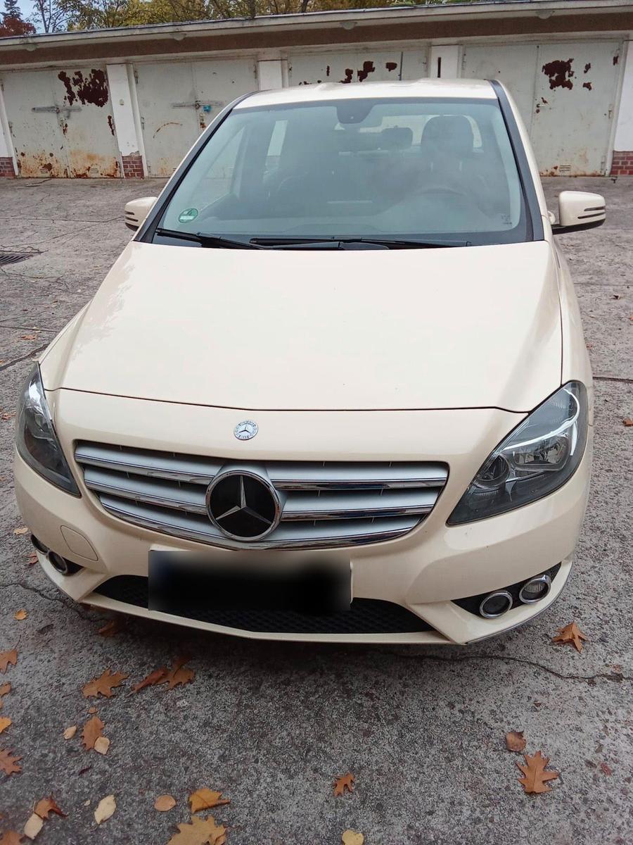 Mercedes-Benz B 180