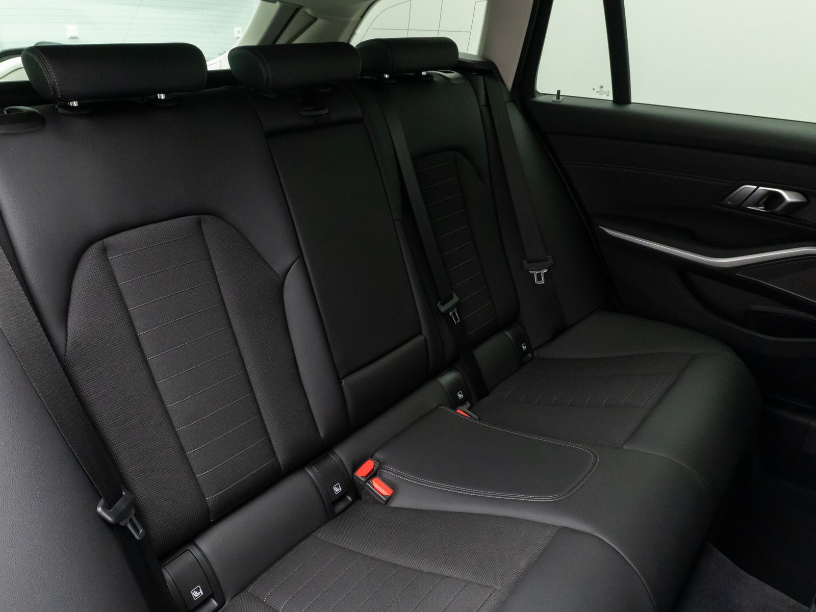 Fahrzeugabbildung BMW 320e Kamera HUD DAB H/K AHK Stop&Go Sport LED