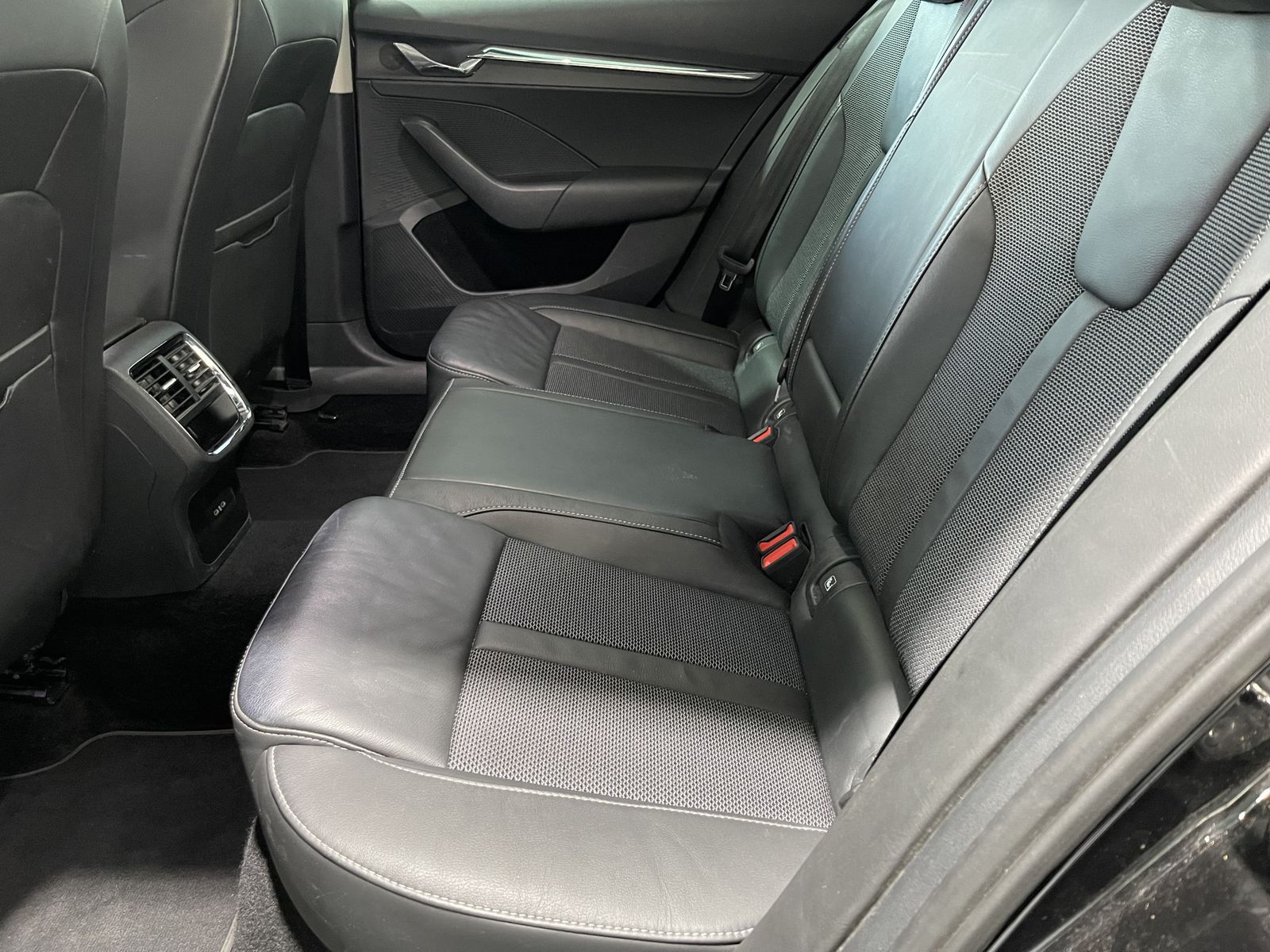 Fahrzeugabbildung SKODA Octavia 2.0 TDI*Leder*LED-Matrix*Navi*Head-Up*