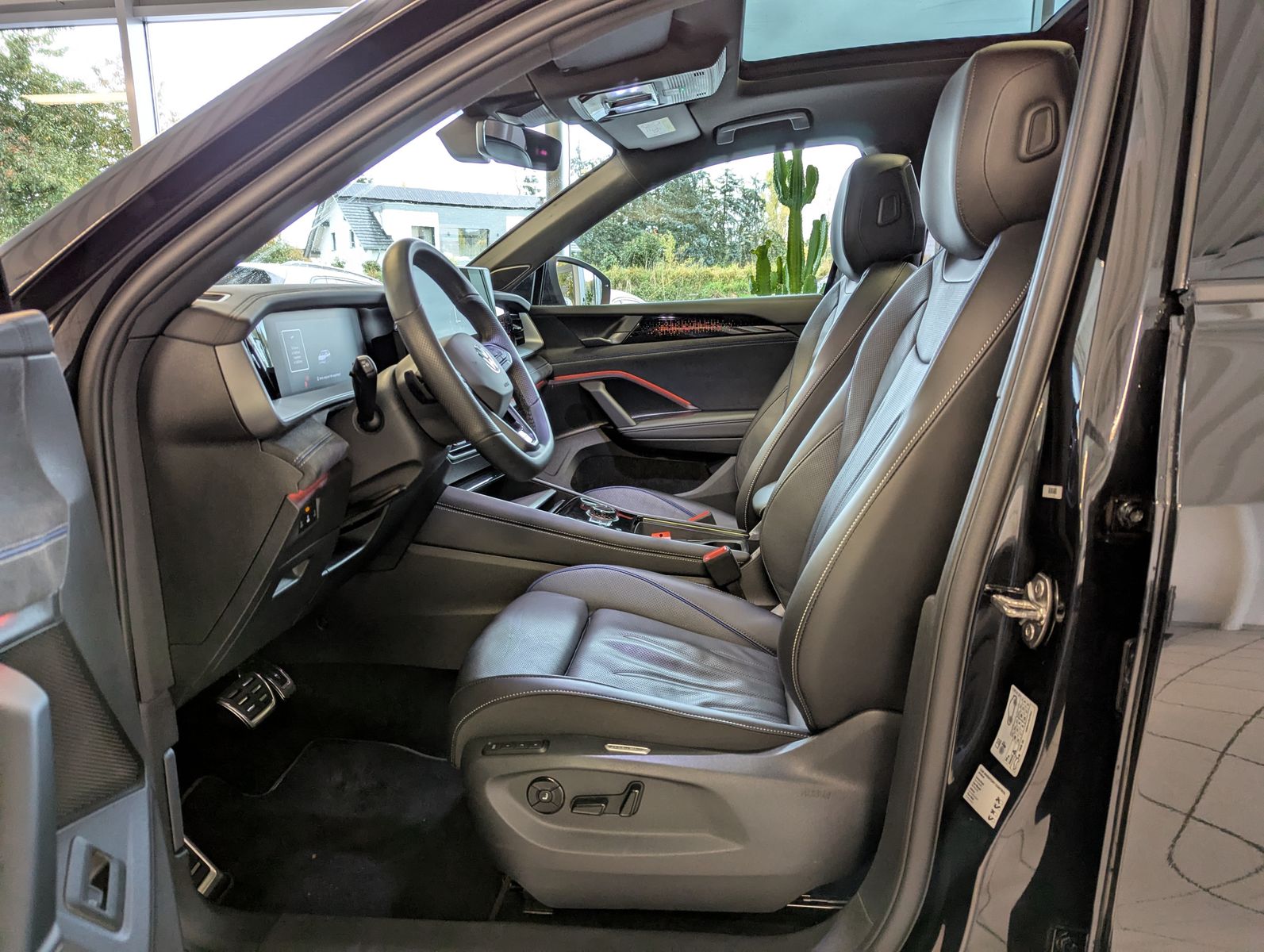 VW Tayron 2.0 R-Line Leder Launch Pano Black AHK 20 - Image 12