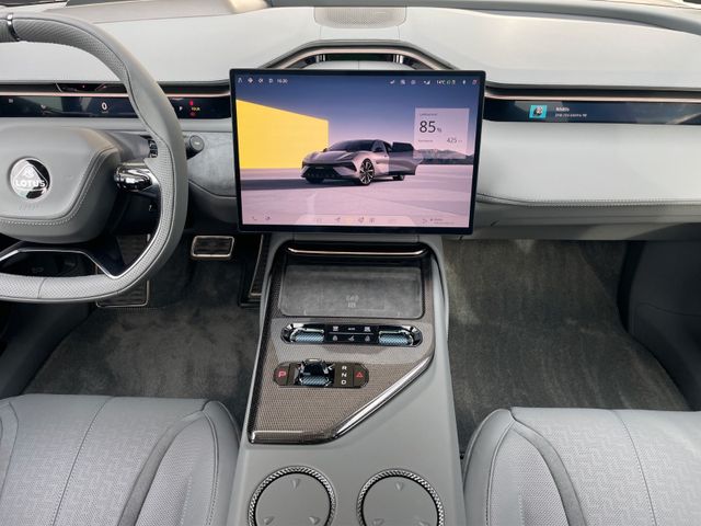 Fahrzeugabbildung Lotus Emeya Glasdach Autobahn Assistent