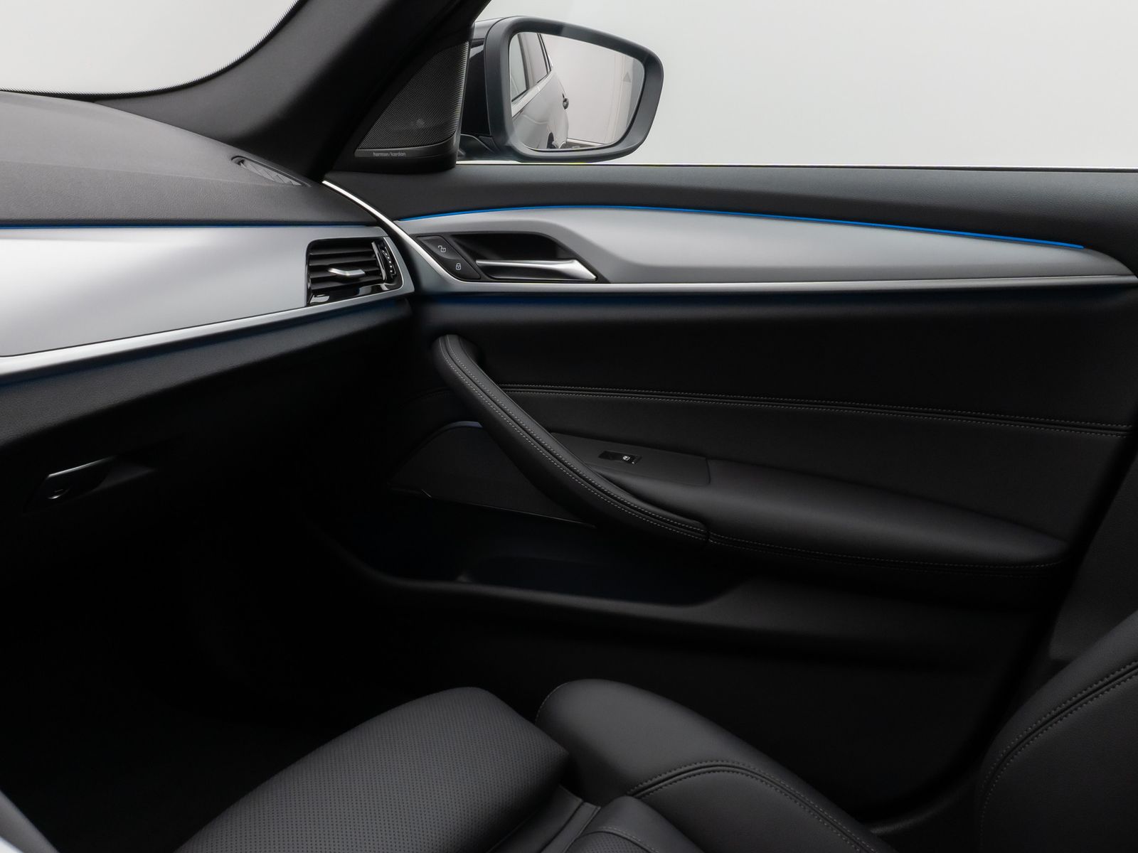 Fahrzeugabbildung BMW 530e HUD Laser DAB Kamera H/K AHK Alarm Sport