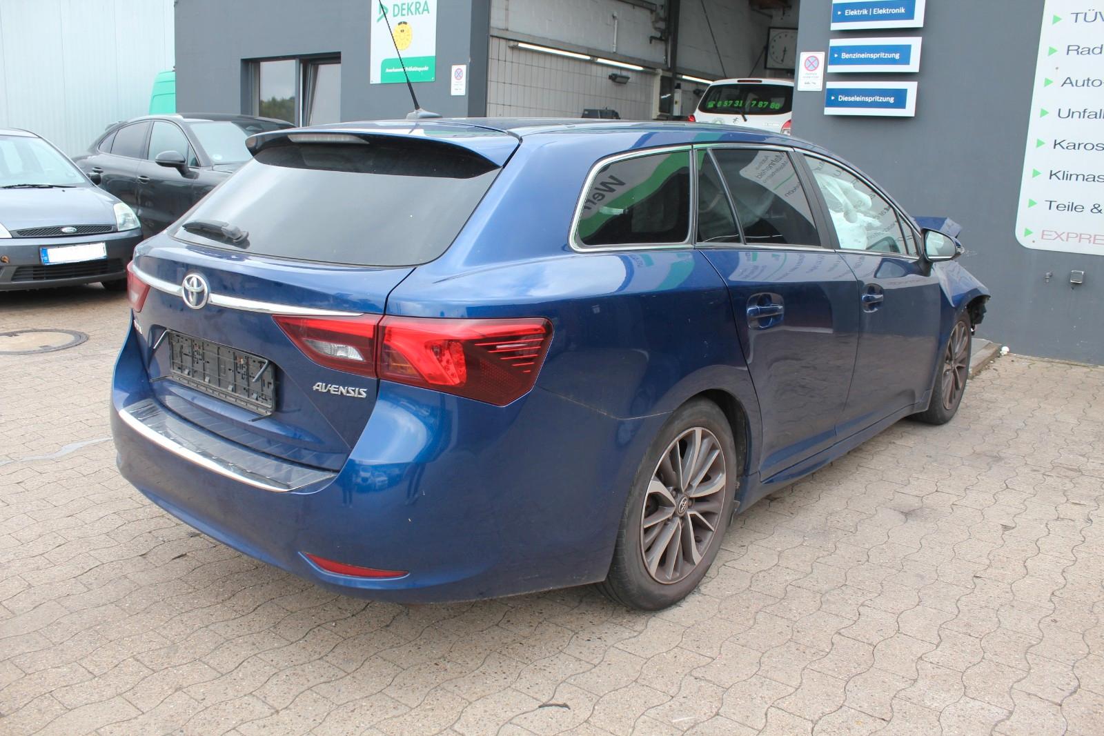Toyota Avensis 2015 — interior