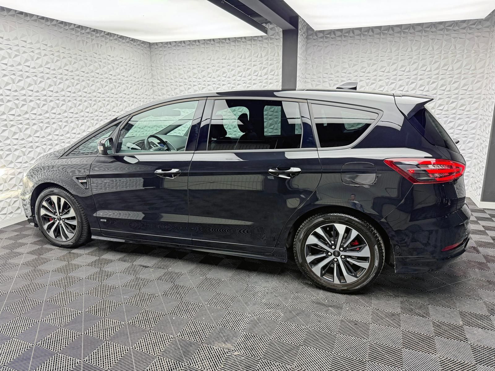 Fahrzeugabbildung Ford S-MAX ST-LINE 2.0 AWD 4x4/7-SITZER/ACC/AHK/R-CAM