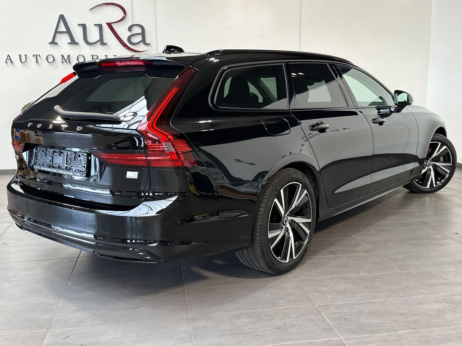 Fahrzeugabbildung Volvo V90 T8 Ultimate Dark NAV+LED+PANO+ACC+AHK+H&K+VC
