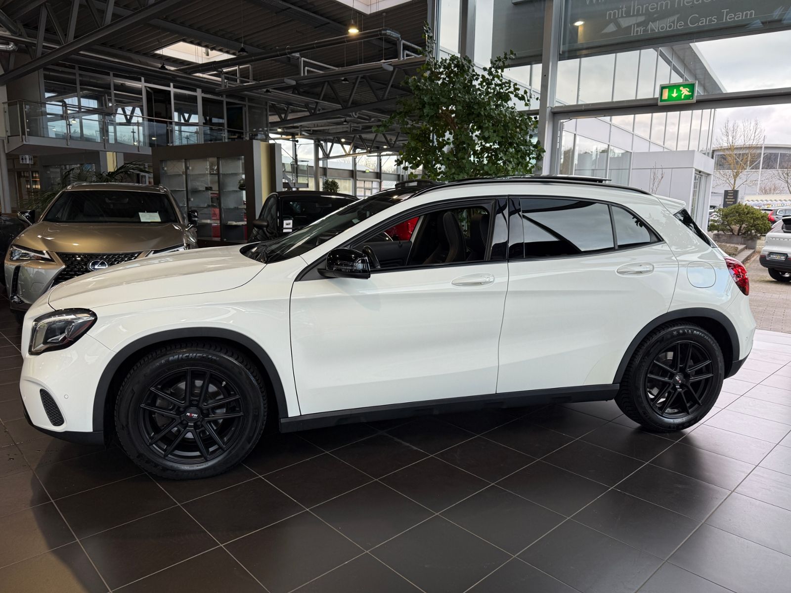 Fahrzeugabbildung Mercedes-Benz GLA 200 Night PANO LED NAVI