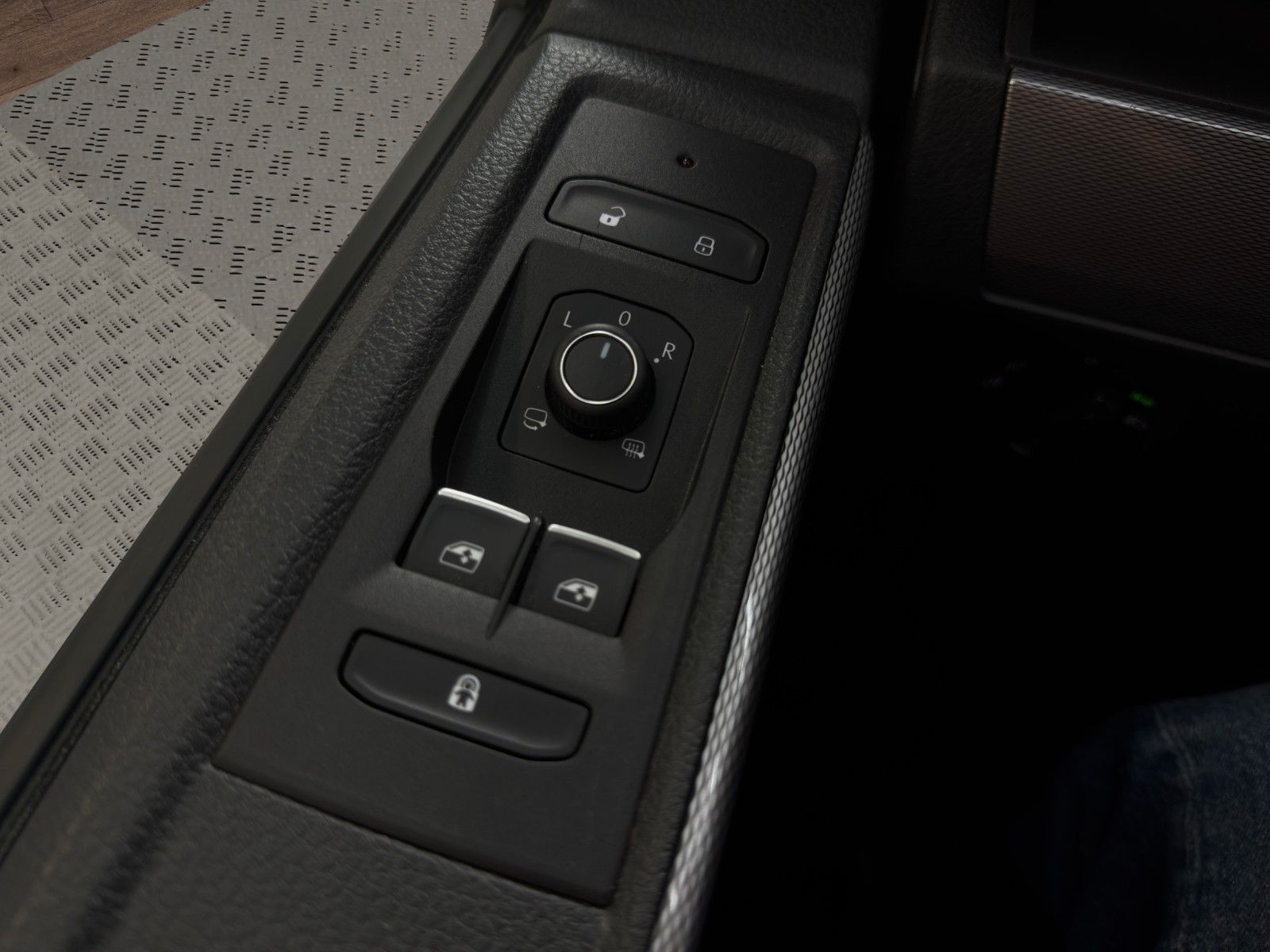 Fahrzeugabbildung Volkswagen T6.1 Multivan*Gen.6*AHK*Kamera*Zelt*Camper-Umbau
