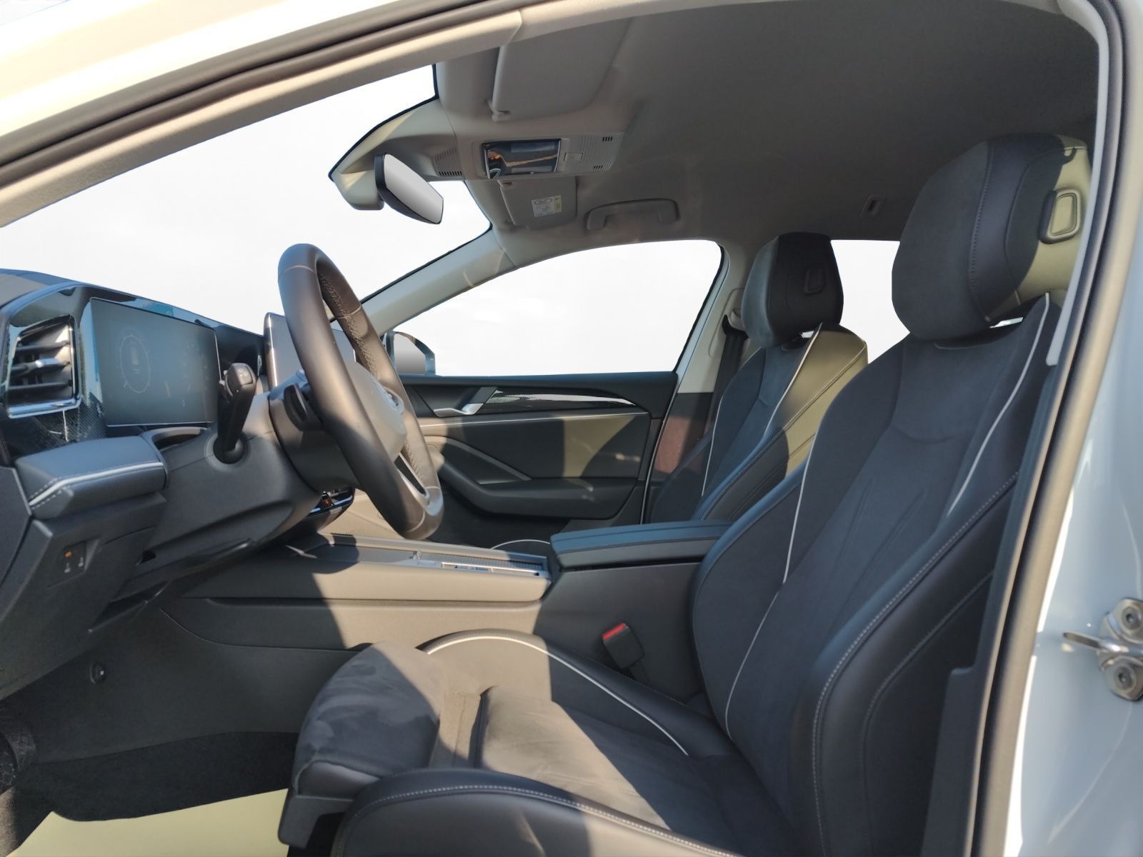Volkswagen Passat Variant 1.5 eTSI Business AHK Navi RFK 36 foto 2