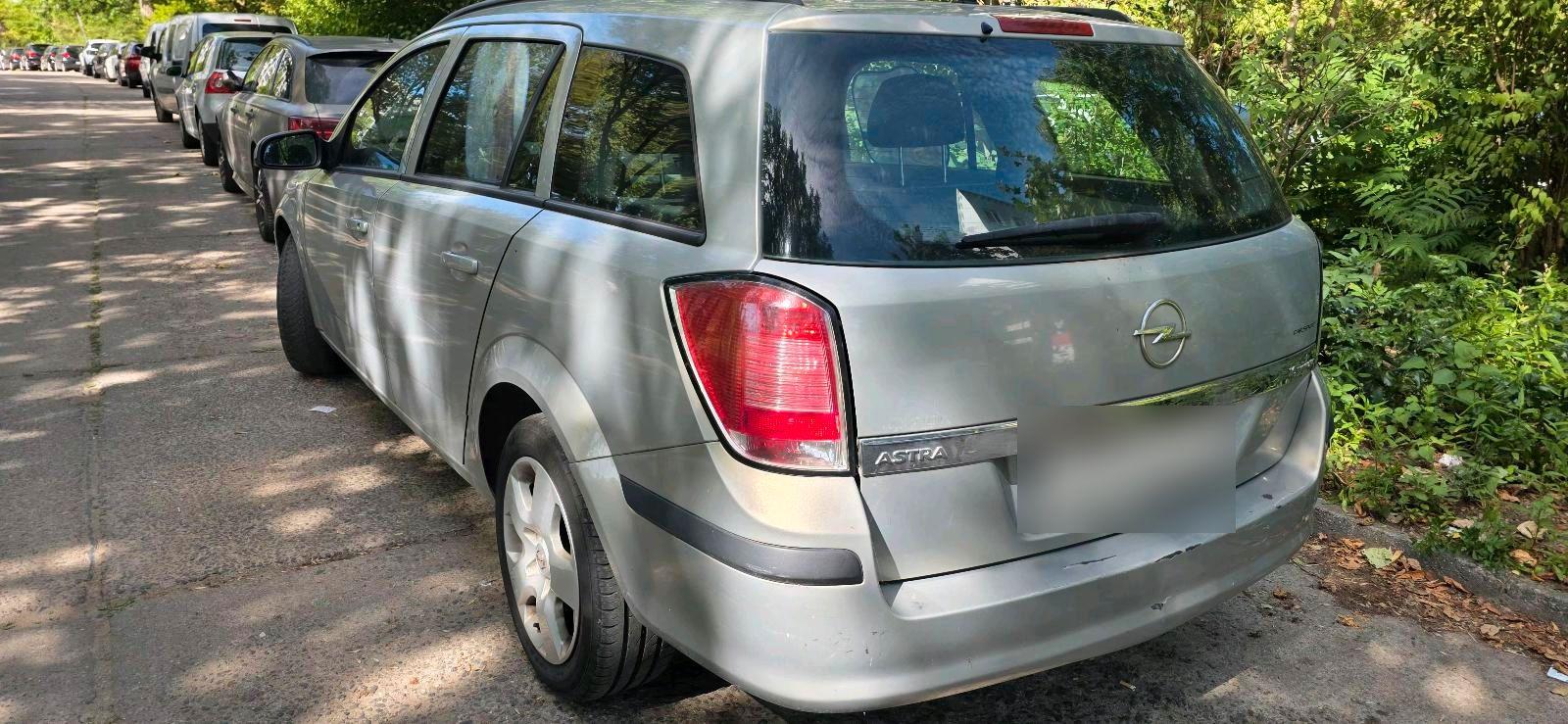 Opel Astra 2005 — rear view