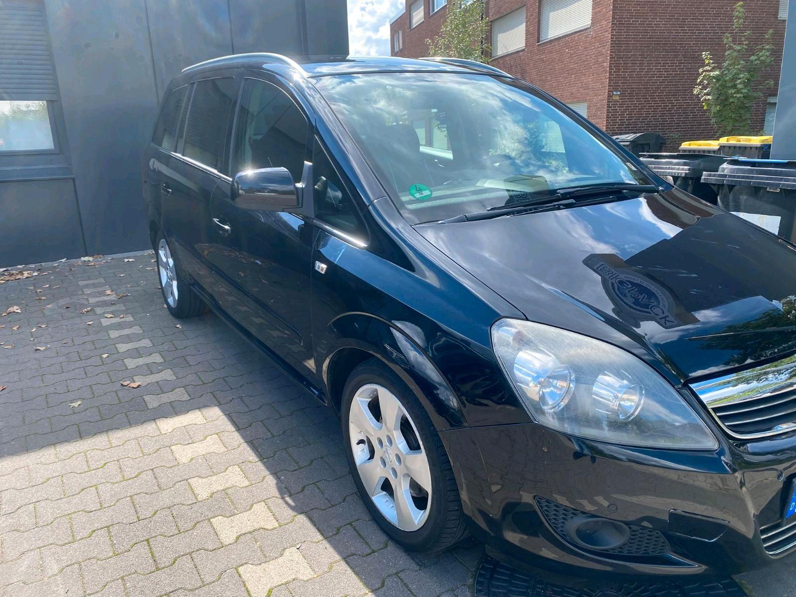 Opel Zafira 2011 — rear view
